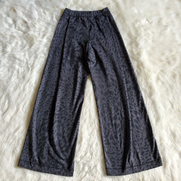 Lululemon Forward Fold Leopard Wide Leg Pants Size 2 - Picture 4 of 15
